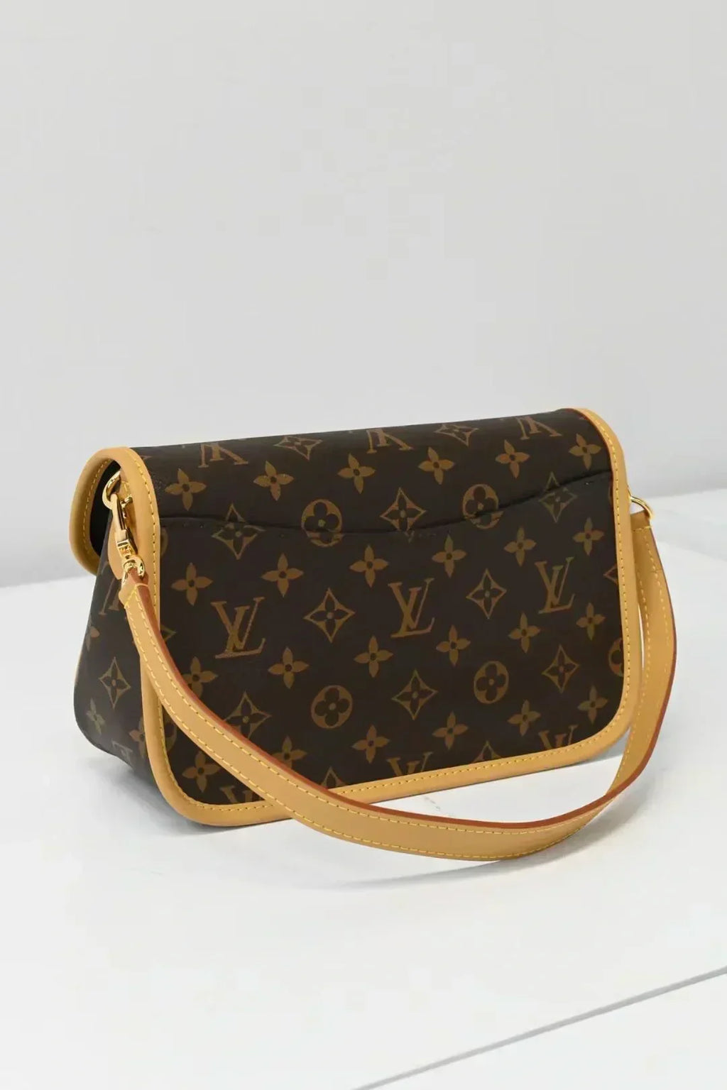 Vintage-Inspired Box Hand bag