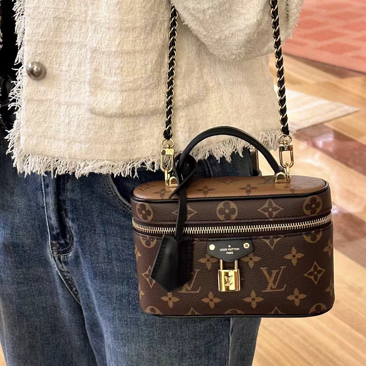 Vintage-Inspired Box hand bag – Elegant Monogram Tote Box