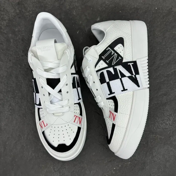V - SNEAKERS