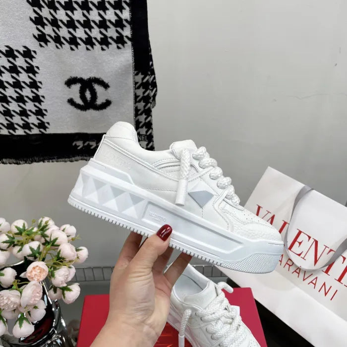 V - SNEAKERS