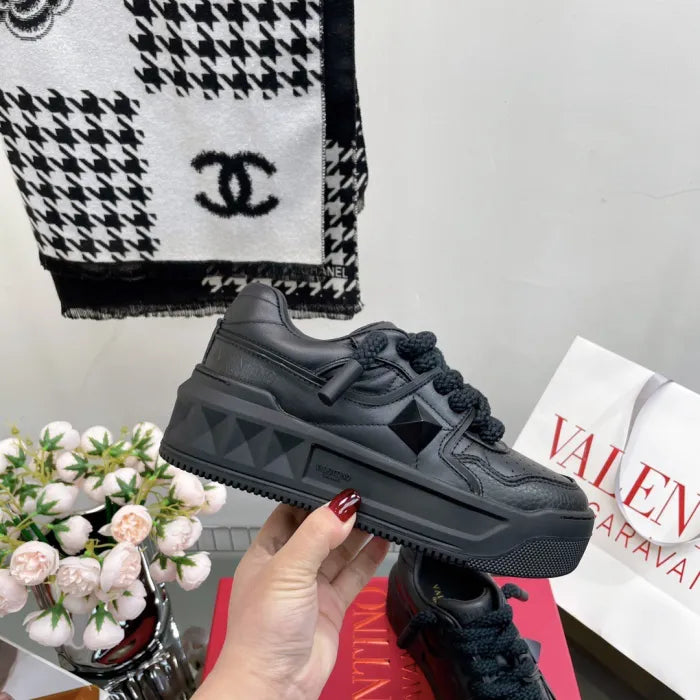 V - SNEAKERS