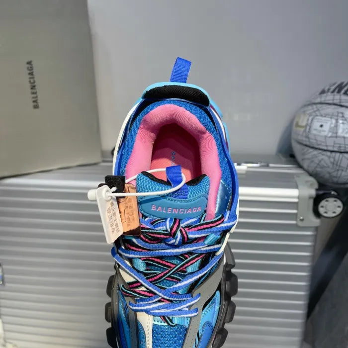 B - SNEAKERS