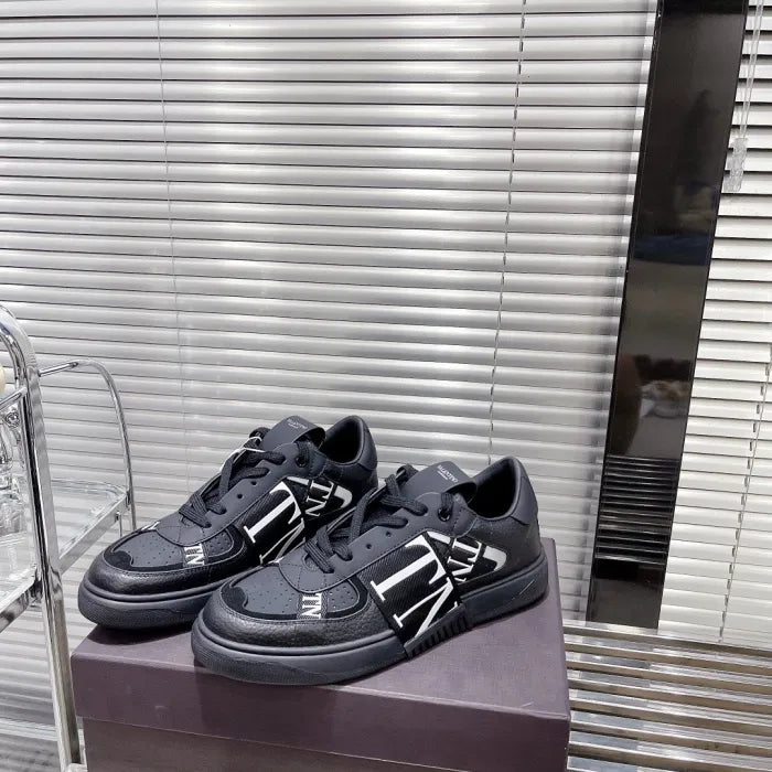 V - SNEAKERS