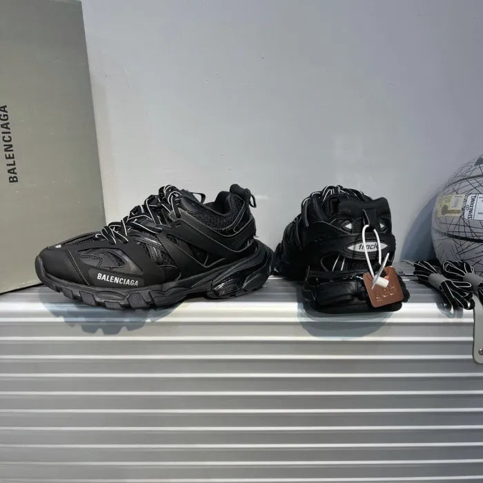 B - SNEAKERS