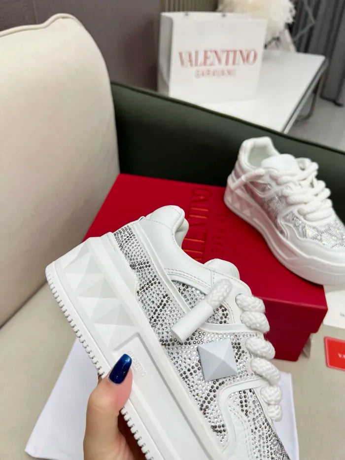 V - SNEAKERS