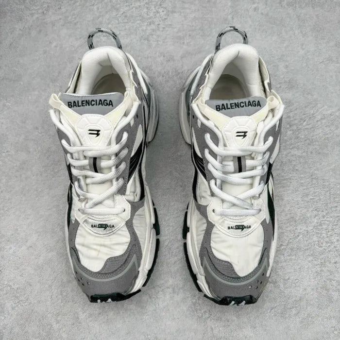 B - SNEAKERS