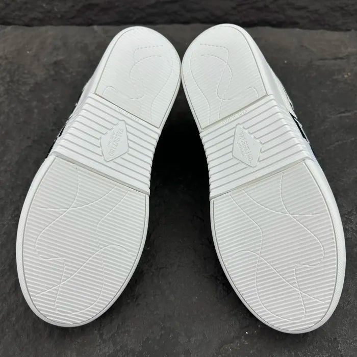 V - SNEAKERS
