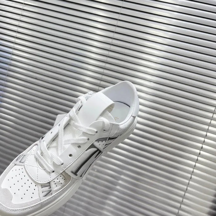 V - SNEAKERS