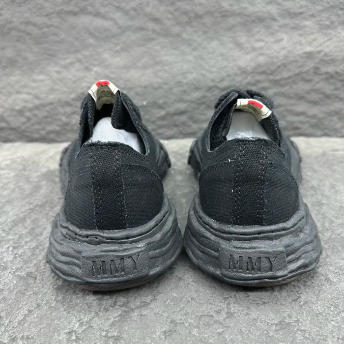 A - SNEAKERS