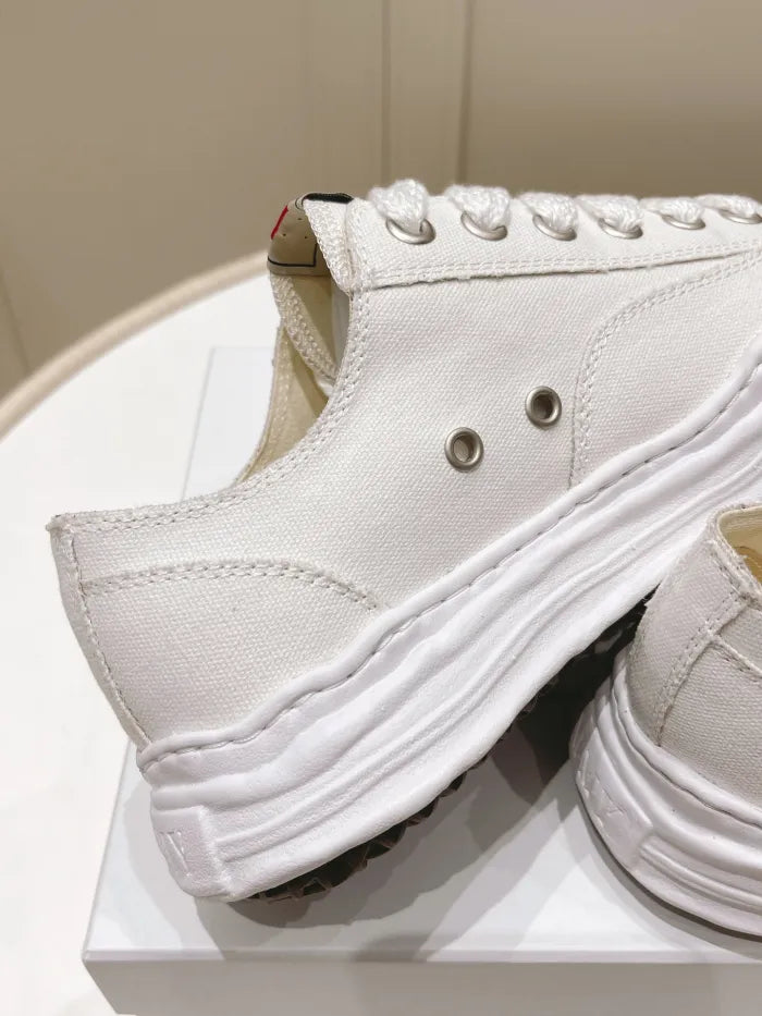 A - SNEAKERS